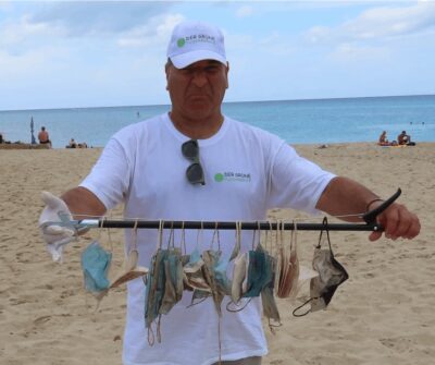 Gesammelte Masken an der Cala Torta Mallorca
