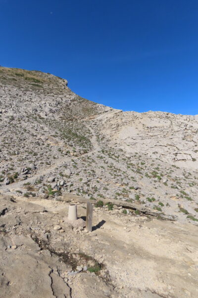 Steiniger Weg vorbei an der Cala Mesquida